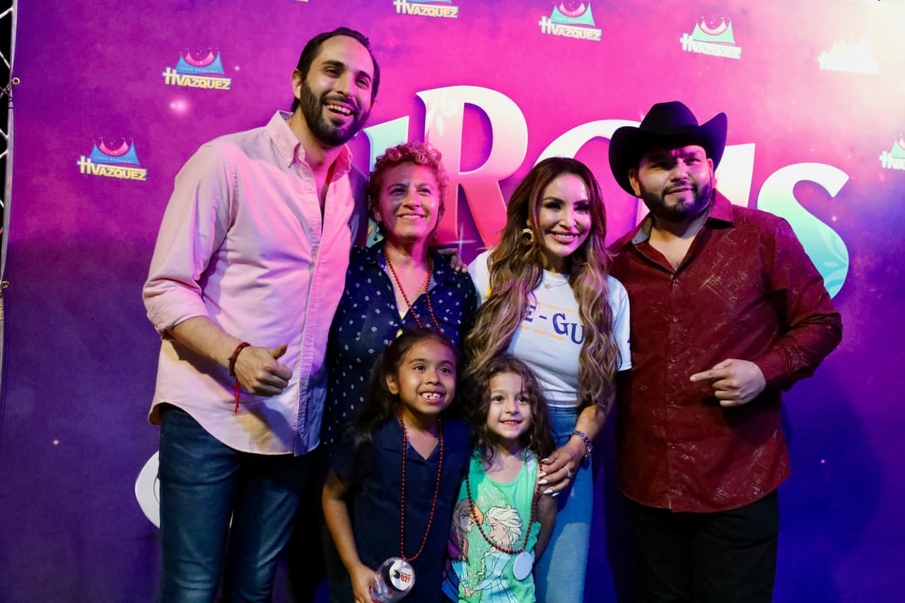 El trío de locutores tenía una sonrisa de oreja a oreja.