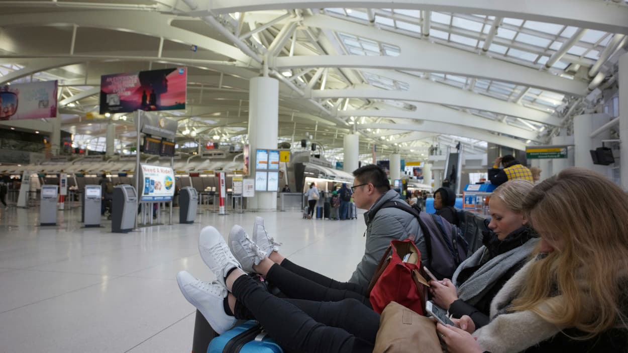 Cientos de viajeros han regresado a sus hogares en el área, otros han preferido esperar en los aeropuertos para recibir mayor información y tomar una decisión sobre sus planes.