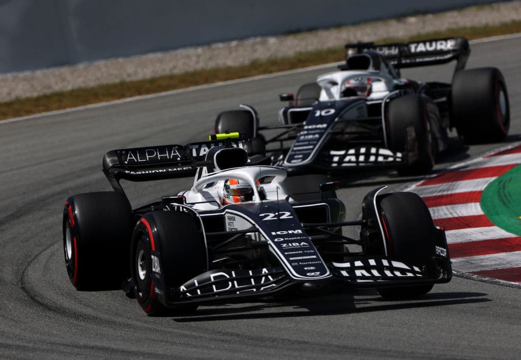 <b>Sergio 'Checo' Pérez</b> terminó en el segundo lugar del
<b>Gran Premio de España</b>, carrera en la que se impuso su compañero de equipo en la escudería
<b>Red Bull,</b>
<b>Max Verstappen</b>. El neerlandés logró su cuarta victoria de la temporada al encabezar un 'doblete' de Red Bull -líder de ambos campeonatos- que completó el mexicano, que firmó su decimoctavo podio en la F1.