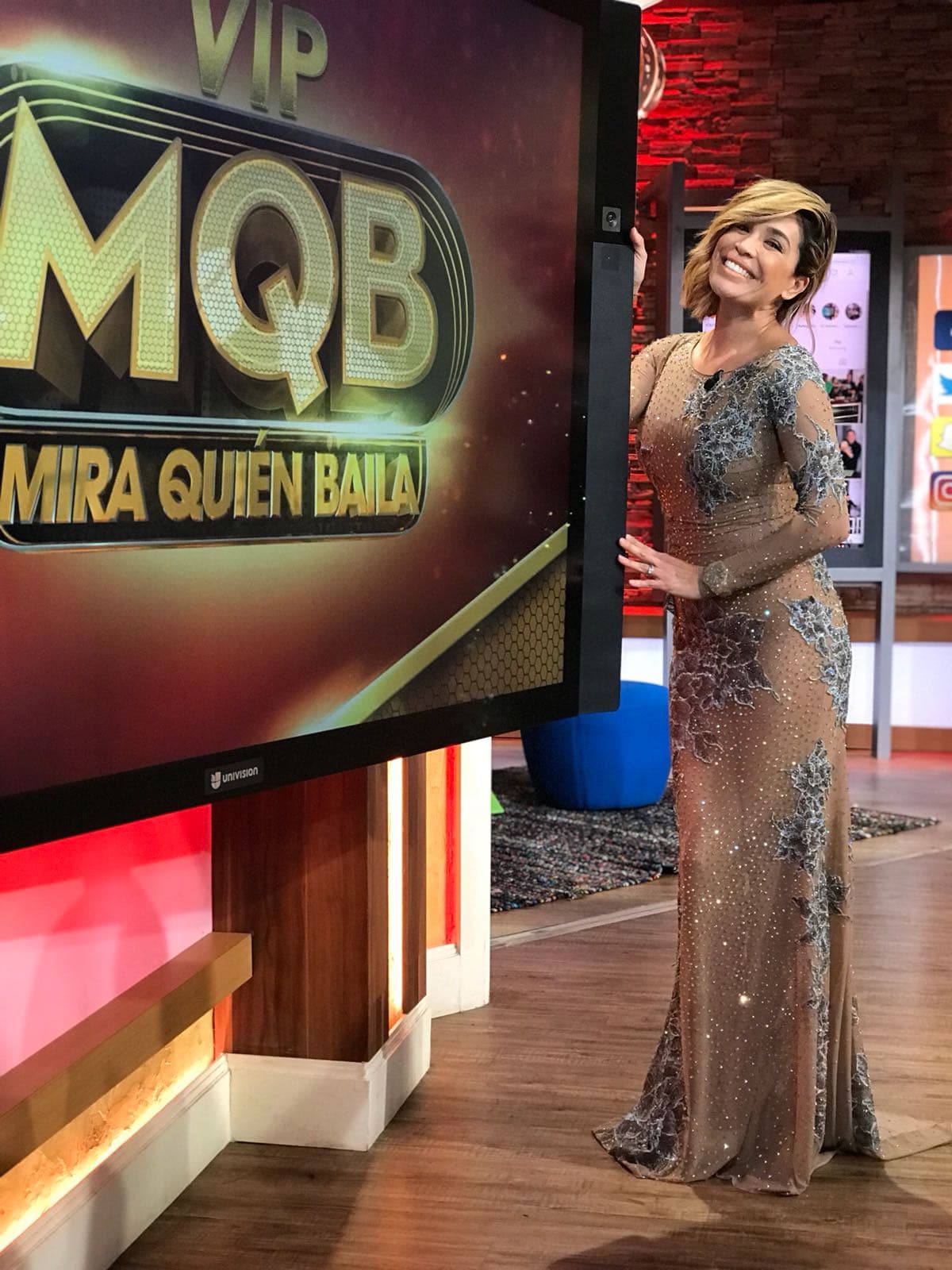 Este viernes en Despierta América, Karla Martínez se vistió de gala para conducir 'Mira Quién Baila VIP'.
