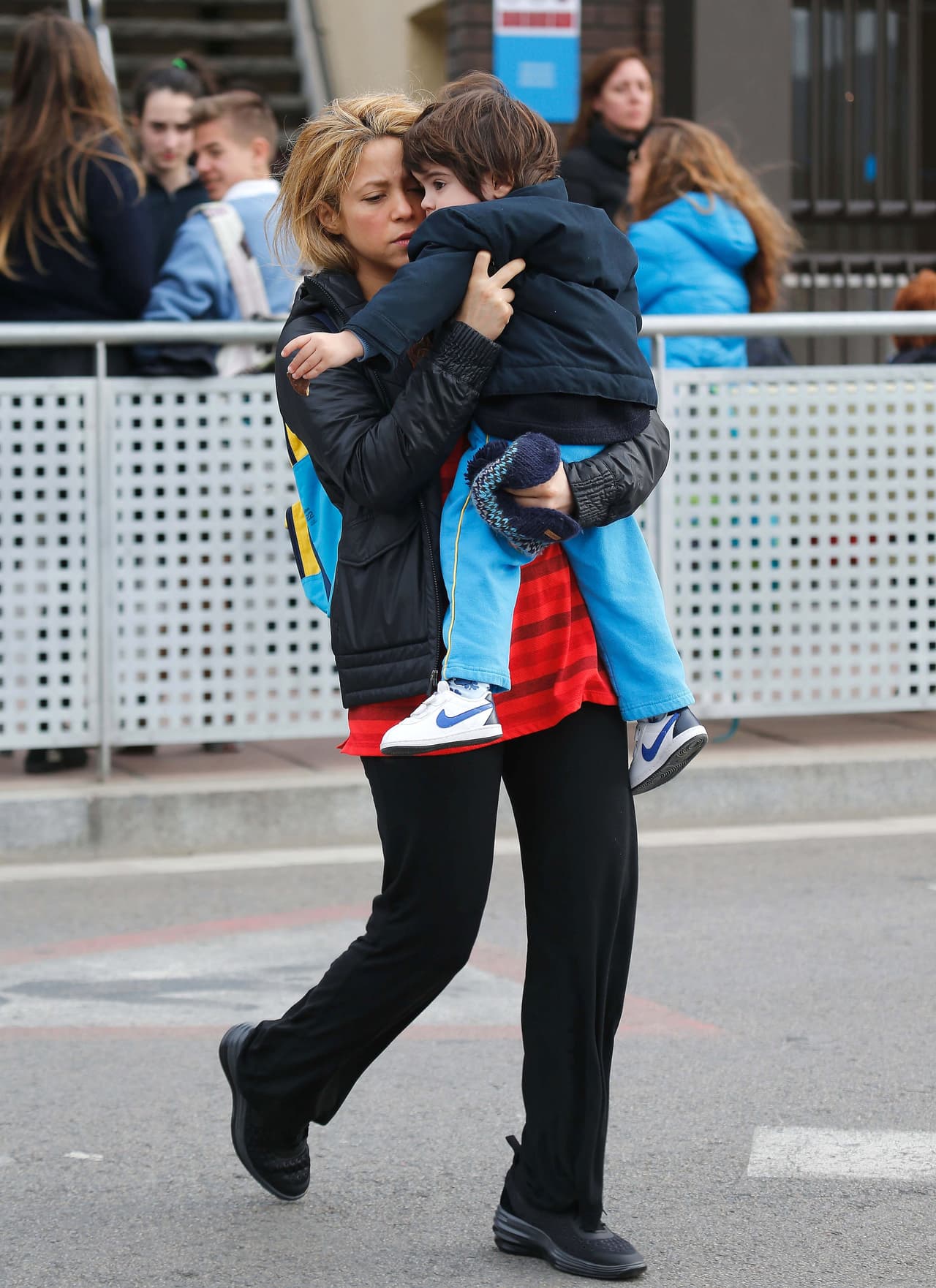 Intentó esconder su barriguita con Milan.