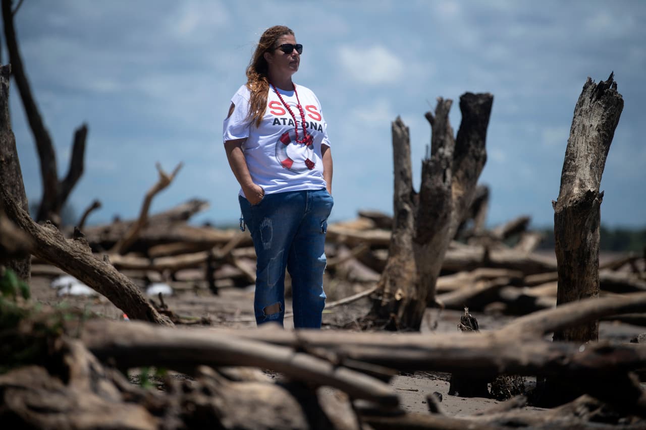 En la imagen, Veronica Vieira, directora de la asociación de vecinos SOS Atafona, posa en la playa. 
<b>"Escuchamos promesas (...) Pero es una ciudad abandonada, un apocalipsis, dan ganas de llorar", clama Vieira. </b>
<br>