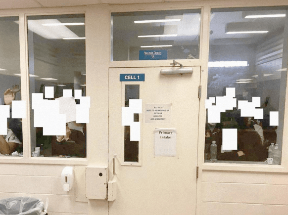 Este espacio fue construido para retener a 35 hombres indocumentados, pero al momento de la foto había 155 personas esperando ser procesadas.