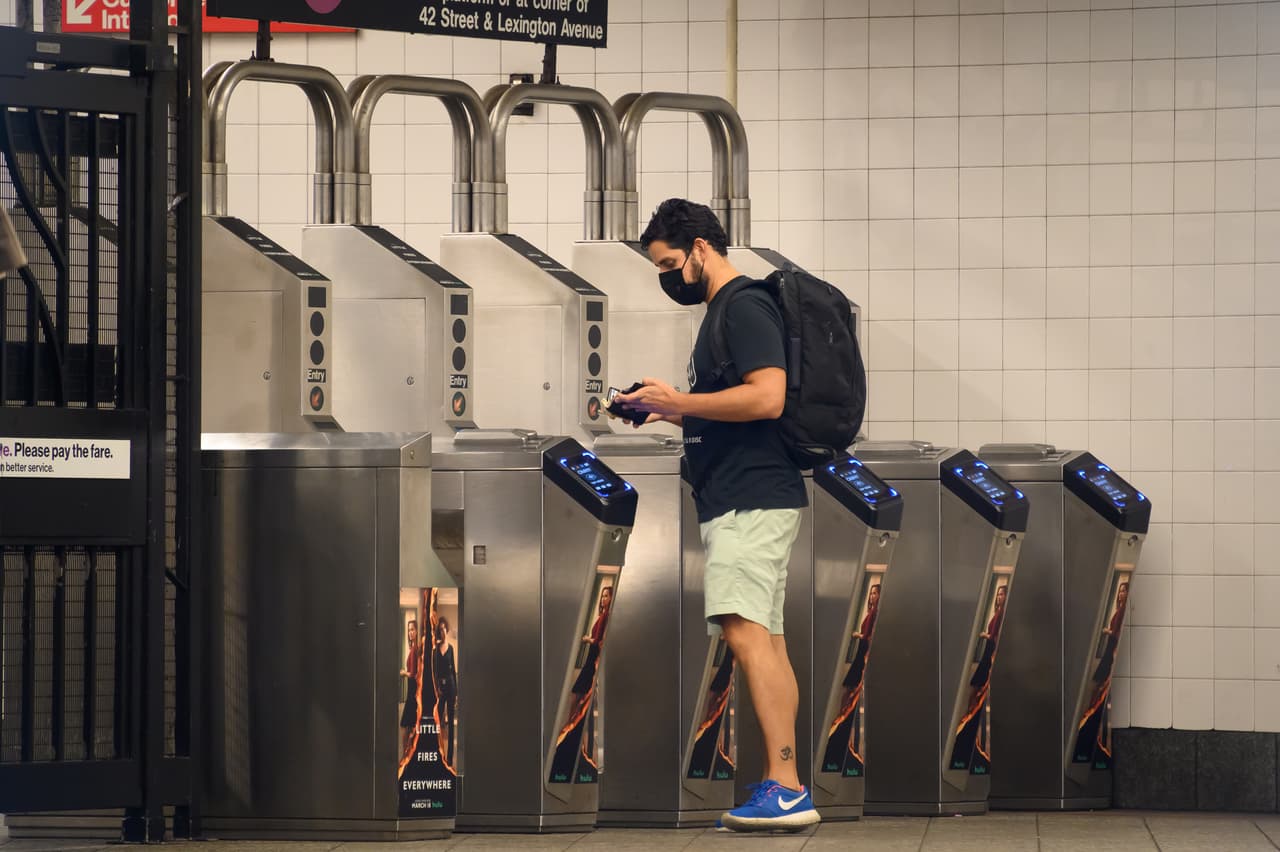 La MTA anunció la instalación completa de más de 15,000 lectores OMNY en las 472 estaciones, en los 5,800 autobuses y en las estaciones de ferrocarril de Staten Island, que representa la culminación de la primera gran fase del proyecto. Para el 2023, la MetroCard será completamente reeplazada, dijo la agencia.