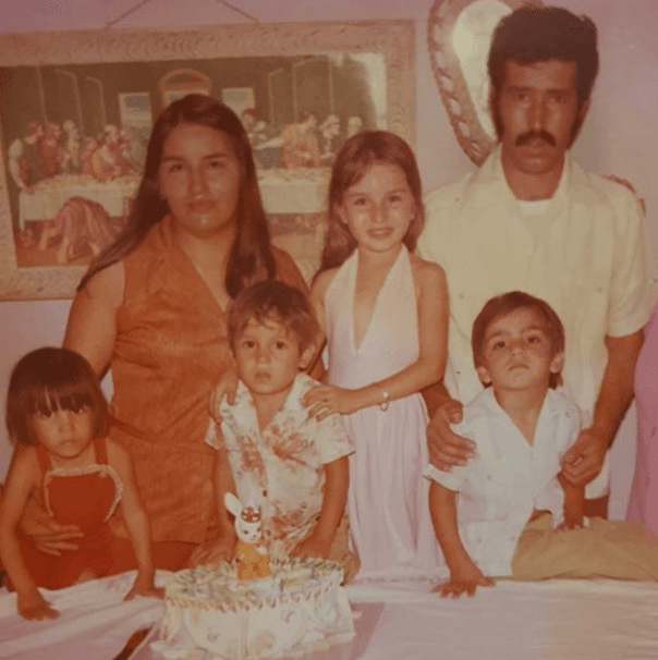 La pequeña que aparece al centro de esta imagen, con un vestido rosa, es conocida como la 'Güerita Consentida'. Hace ya algunos años la escuchábamos cantar 'Te quedó grande la yegua'.