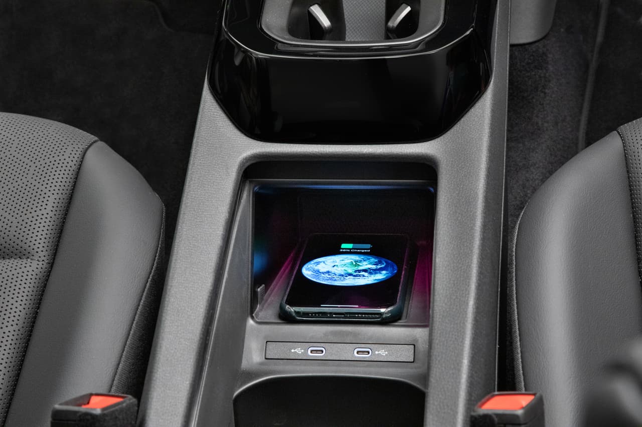 Entre los elementos tecnológicos, sobresale su sistema Volkswagen Car-Net que permite a los ocupantes acceder a Internet con hasta cuatro dispositivos conectados simultáneamente, incluidos teléfonos inteligentes, tabletas, computadoras portátiles, entre otros, todos con 4G LTE. Por si fuera poco, ofrece un cargador inalámbrico de carga rápida.