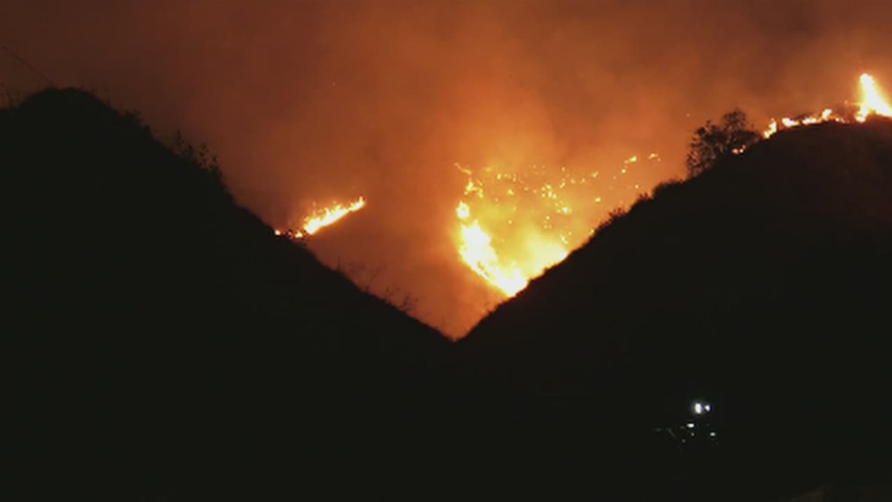Se mantienen las órdenes de evacuación por incendio de maleza en Redlands