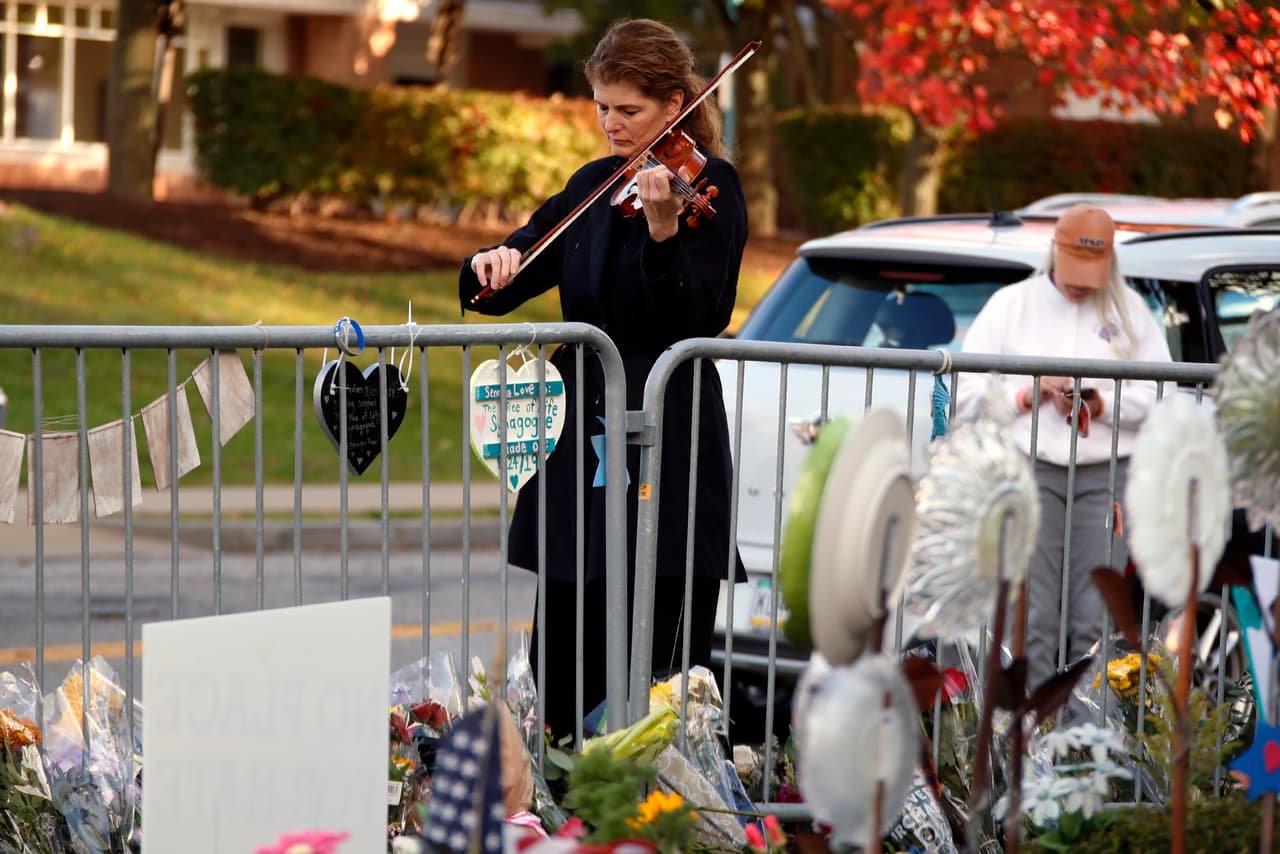 Monique Mead toca el violín en la acera fuera de la sinagoga, un año después del tiroteo. Las comunidades en todo el país afectadas por los crímenes de odio, como el de Pittsburg, 
<b>han protestado y pedido a los políticos moderar sus discursos y un mayor control en la venta de armas. </b>Sin embargo, ni en el Congreso ni en ningún ente de gobierno logran ponerse de acuerdo en cuál es la manera de frenar los tiroteos masivos que se viven cada mes en el país. Solo en 2022, la ONG Gun Violence Archive lleva una cuenta de 203, una tercera parte de los contabilizados en todo 2020 (611) y apenas corre el mes de mayo.