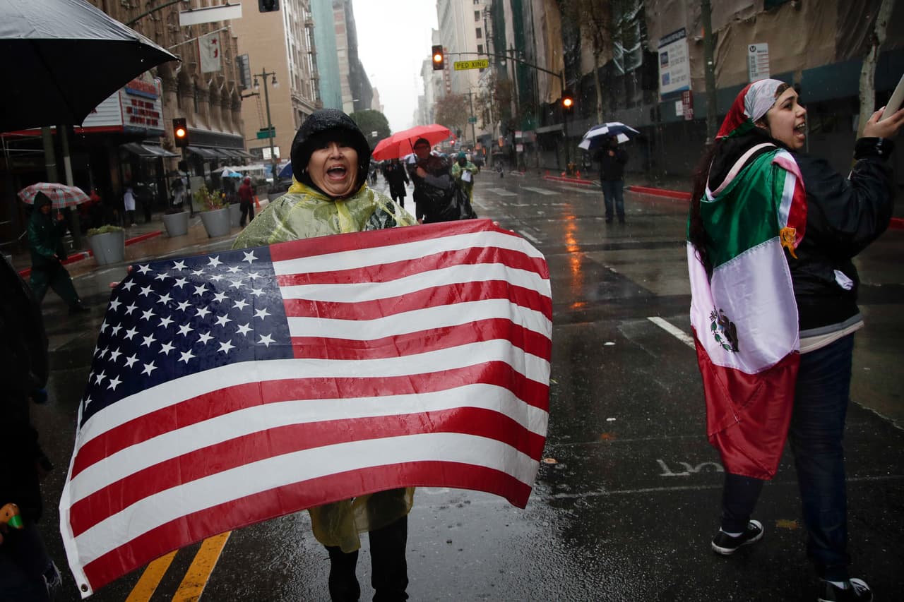 Banderas de distintos países, principalmente de Estados Unidos y México, fueron ondeadas por los manifestantes.
