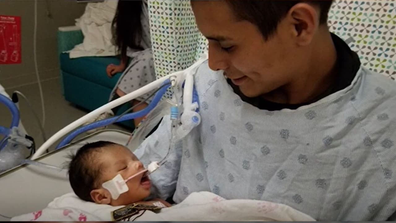 <b>21 de mayo de 2019.</b> Se difunden imágenes de 
<b>Yovanni López, esposo de Marlen, con el pequeño Yadiel</b>, el niño que le habrían sacado del vientre a Marlen. Las autoridades informaron que 
<b>el mismo día en que se reportó la desaparición de Marlen</b>, 
<b>Yadiel llegó en brazos de Clarisa al Hospital Christ</b>, con problemas para respirar. Clarisa aseguró que ella había dado a luz al niño.