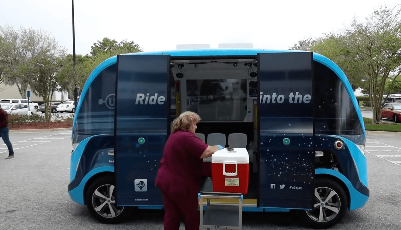 Según la clínica, en Estados Unidos esta es la primera vez que se utiliza estos vehículos para este tipo de tareas.