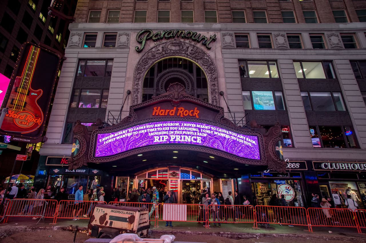 El Hard Rock de Times Square recordó a Prince en sus pantallas.