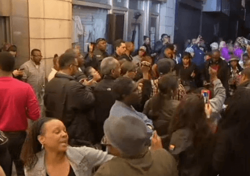 La fiesta en honor a Prince se extendió a través de un bloque en Harlem.