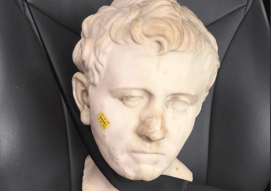 “La teoría es que un soldado americano se llevó el busto y lo trajo a Estados Unidos. No se sabe si el soldado es de Texas o si viajó por diferentes estados hasta llegar aquí… queremos saber quién fue el donante de Goodwill y que nos provea información para saber más sobre el misterio”, indicó Lindsy Rymers, del Museo de Arte de San Antonio.