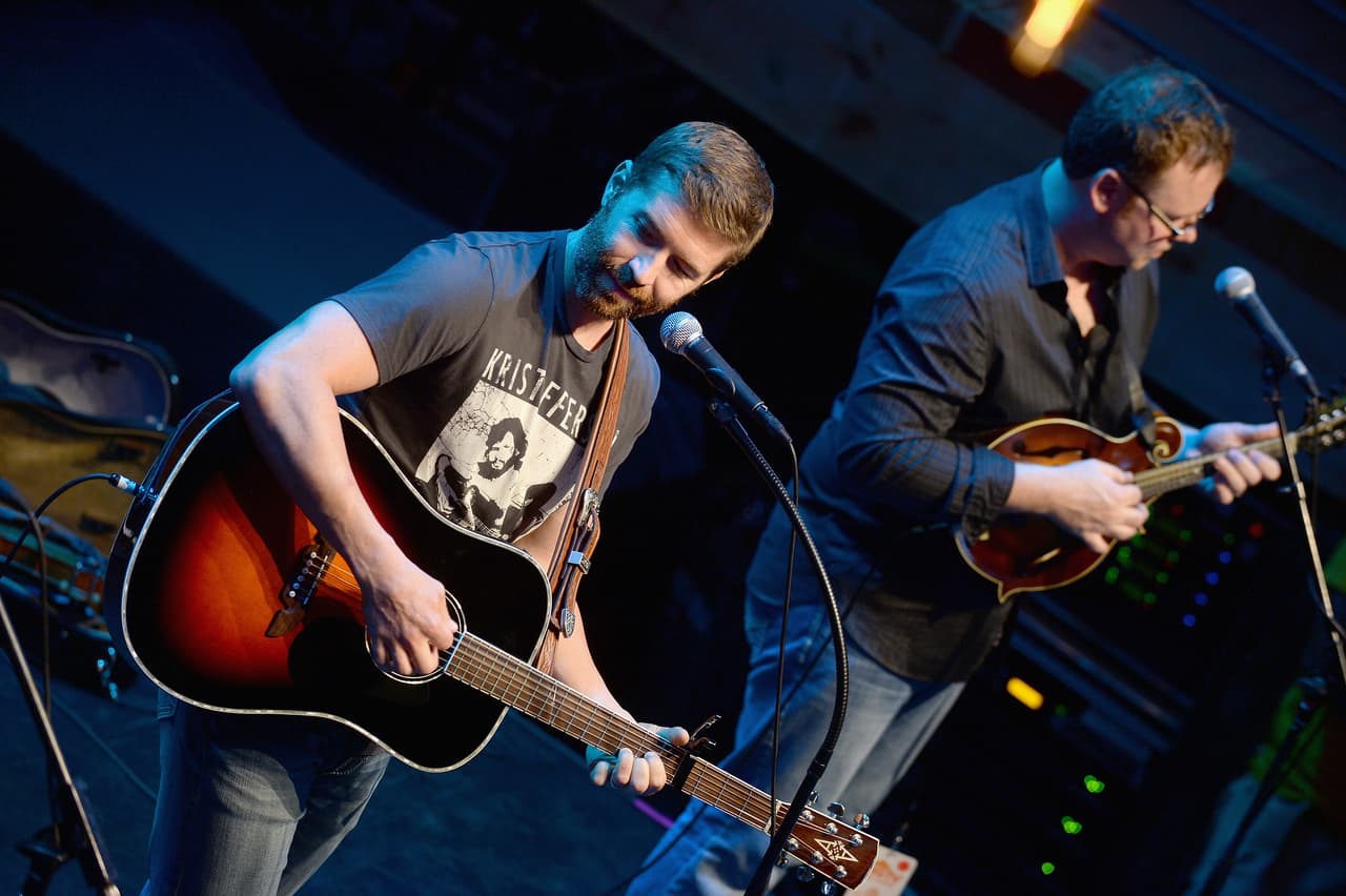 "Por favor mantengan al equipo, la banda y a Josh en sus pensamientos y oraciones", agregó.