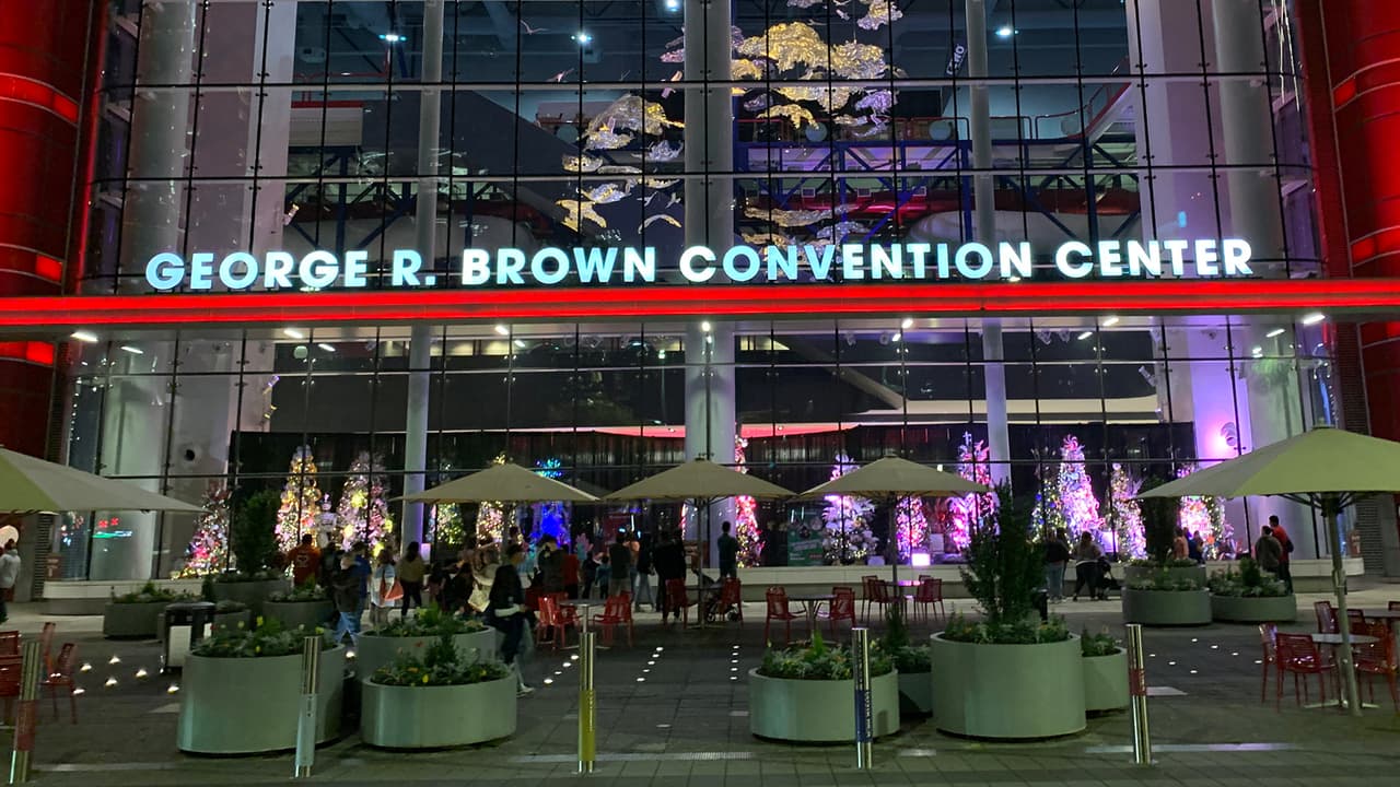 <b>El Centro de Convenciones George R. Brown</b>, ubicado en la cuadra 1001 Avenida de las Américas, abrirá sus puertas el jueves a partir de las 3:00 pm y hasta las 9:00 am del domingo 25 de diciembre.