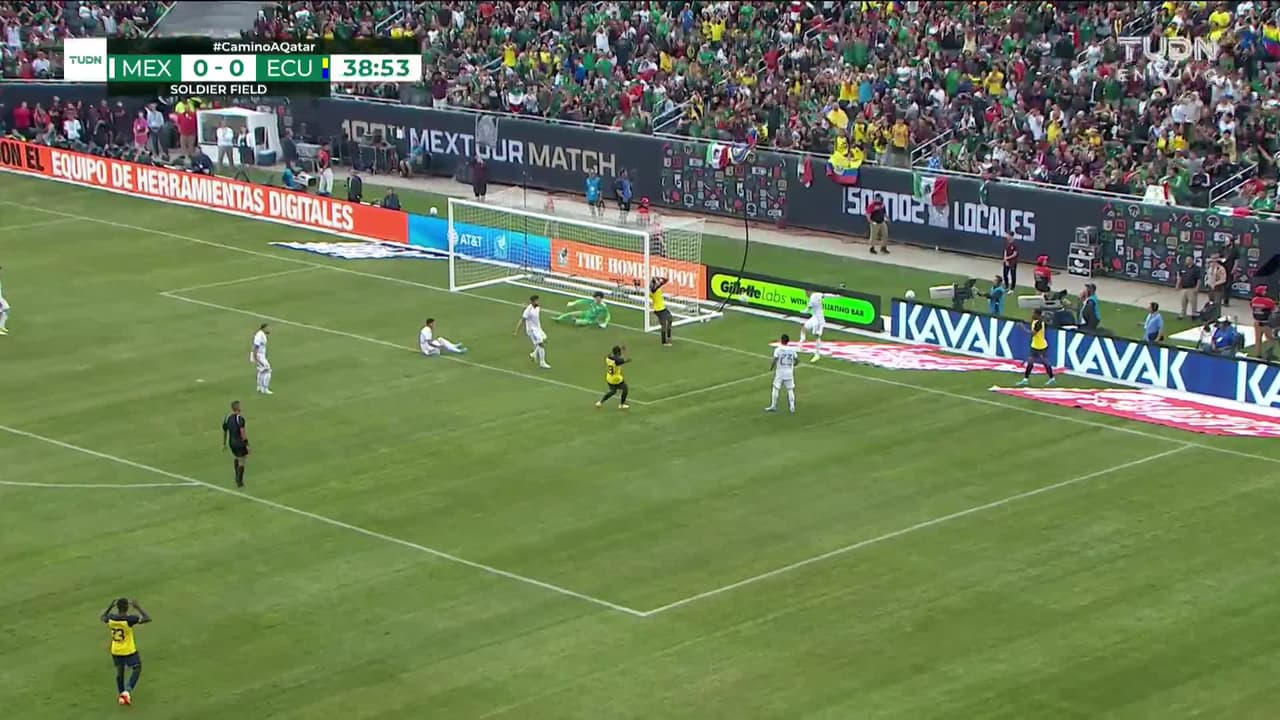 ¡TIRO ATAJADO! disparo por Romario Ibarra.