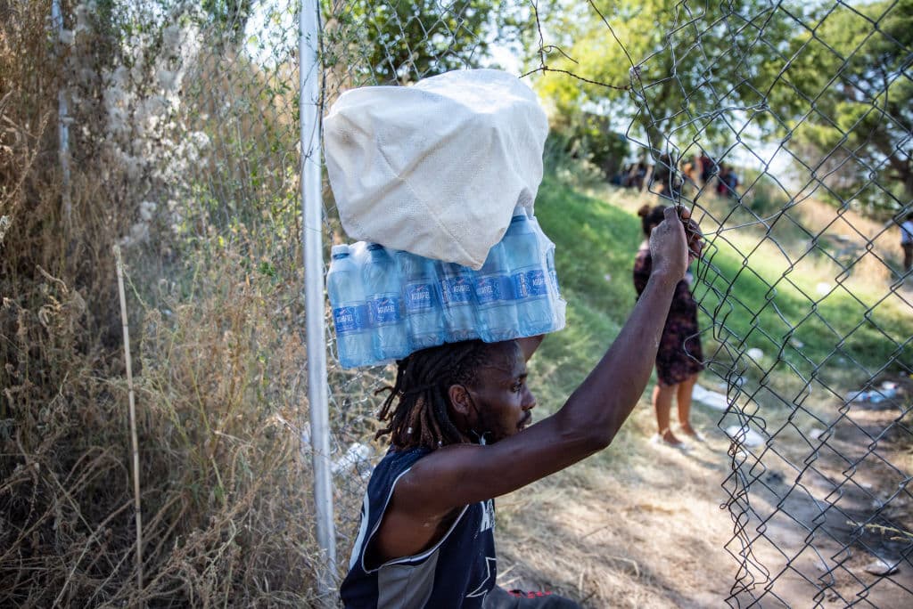 En 
<a href="https://gov.texas.gov/news/post/governor-abbott-statement-on-biden-administration-refusal-to-close-ports-of-entry" target="_blank">un comunicado</a> publicado en el portal del gobierno del estado, Abbott 
<b>criticó una vez más a la administración Biden:</b> "Ha cambiado a una estrategia diferente que abandona la seguridad fronteriza y, en cambio, facilita que las personas crucen ilegalmente y que los carteles exploten la frontera".