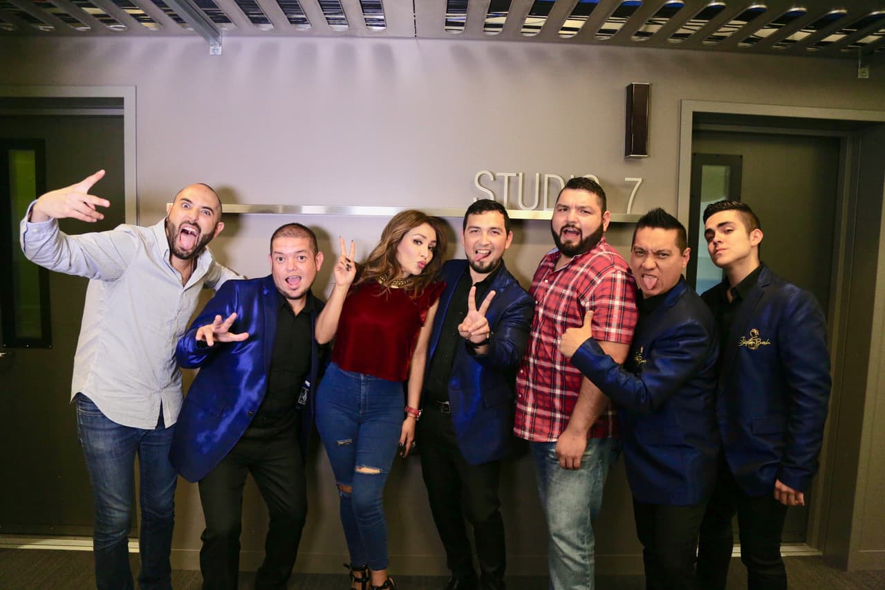 A todos sus seguidores no se les olvide votar por ellos en Premios Juventud.