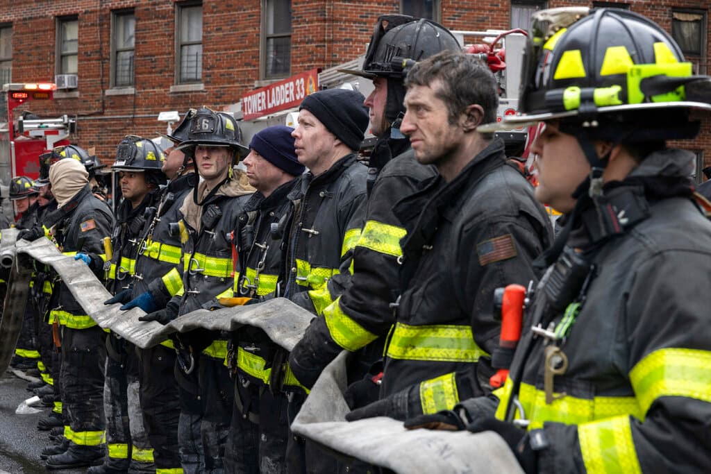Equipos de bomberos en la escena del siniestro en el Bronx, Nueva York. Según el Departamento de Bomberos de Nueva York (FDNY), los equipos bomberiles apenas tardaron tres minutos en llegar al sitio después de que se activó la alarma y el humo se propagaba por todo el edificio.