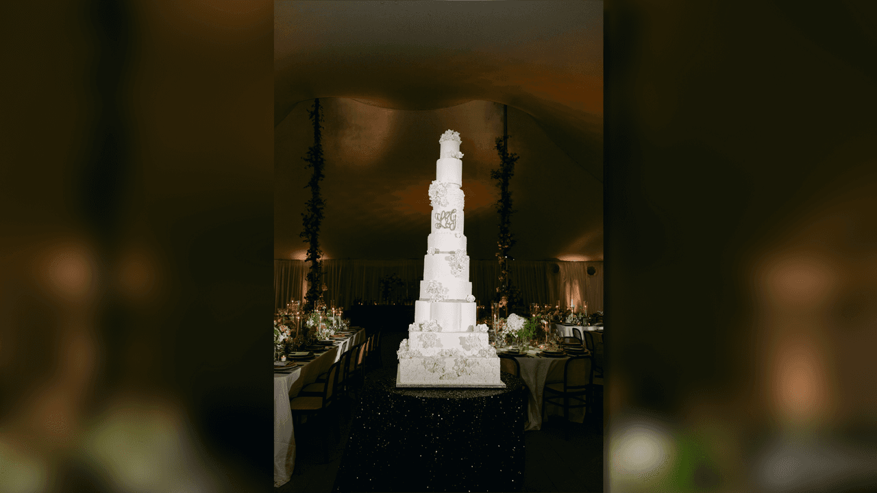 Un enorme pastel llamó la atención de los invitados a la boda.
