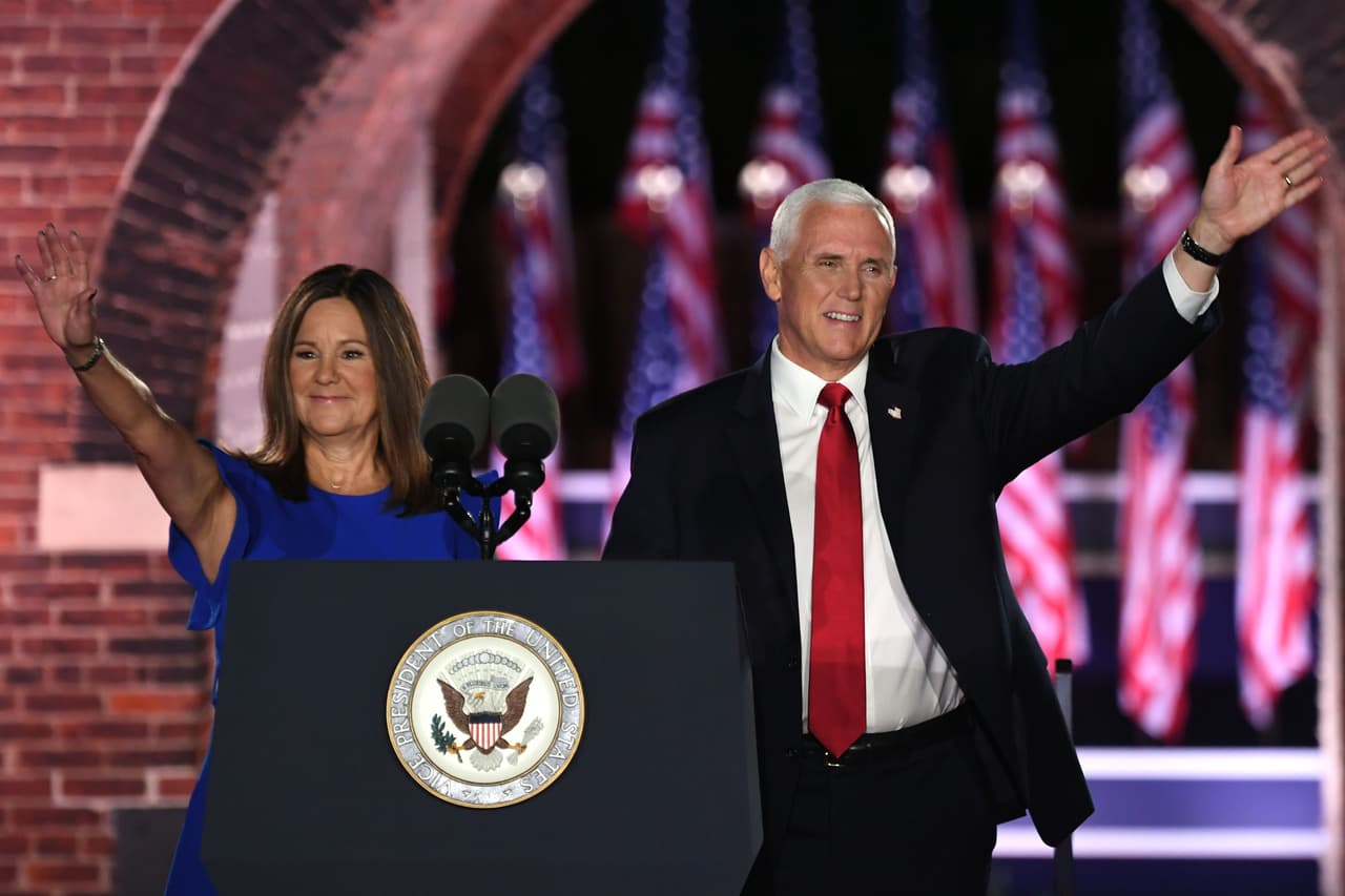 A lo largo de su discurso de aceptación, el vicepresidente tomó varias declaraciones de 
<a href="https://www.univision.com/temas/joe-biden">Joe Biden</a> y, sacándolas de contexto, las respondió para hilarlas con los argumentos de su alocución. Pence llamó al candidato presidencial demócrata un "caballo de Troya" de la izquierda radical.