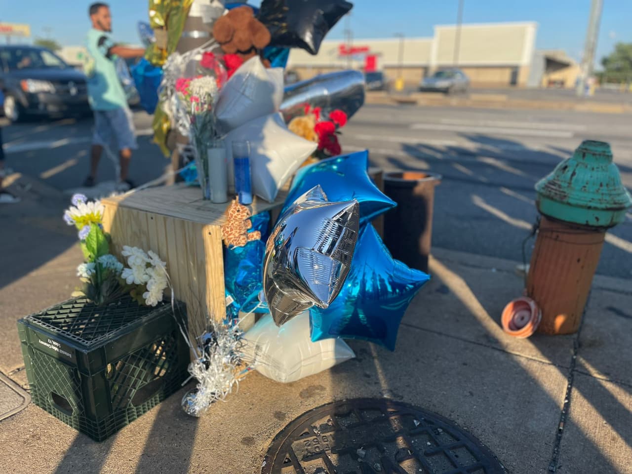 Un altar improvisado con globos, flores y peluches fue organizado en la intersección de la avenida Aramingo y la calle Butler en la sección de Port Richmond al norte de Filadelfia. 
<br>