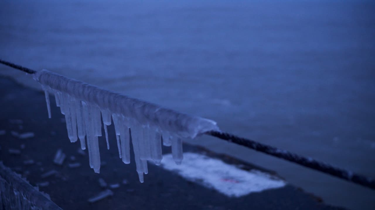 En un muelle en Osterman Beach, en el área norte de Chicago, estalactitas decoraron un barandal.