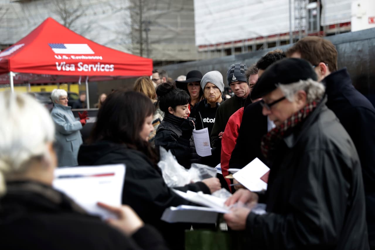 El personal de la embajada ayuda al primer grupo de solicitantes de visados a ingresar a la nueva sede en Londres. El laborista Sadiq Khan, alcalde de esa ciudad, celebró que Trump haya cancelado su visita y aseguró que 
<b><a href="https://www.univision.com/noticias/politica/trump-cancela-su-visita-a-londres-para-inaugurar-la-nueva-embajada-de-eeuu-y-echa-la-culpa-a-obama">"su visita del próximo mes sin duda habría sido recibida con protestas masivas pacíficas"</a></b>.
