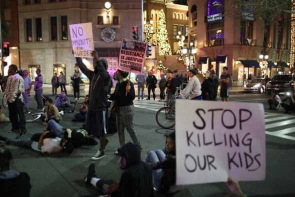 Tras la decisión del Gran Jurado en el caso Ferguson, en Los Ángeles se vivieron momentos de tensión durante movilizaciones callejeras que activaron la alerta táctica entre las autoridades locales y que se mantiene hoy porque las reacciones continuarán en la ciudad. Continúa alerta táctica en Los Ángeles aquí