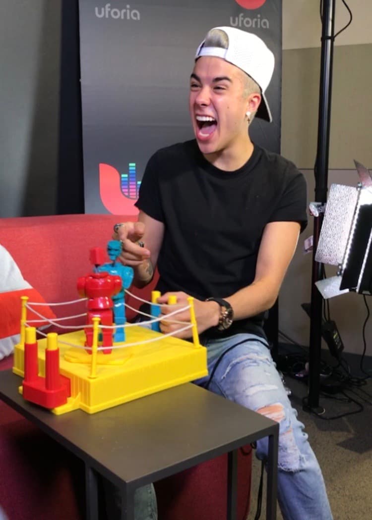 Así se divierte Mario Bautista durante sus entrevistas.