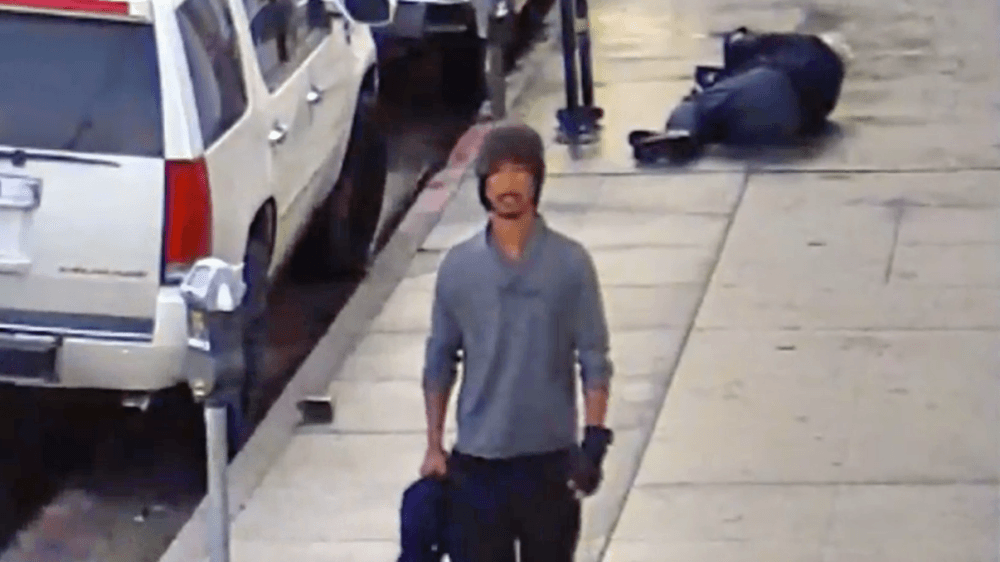 Difunden video del brutal ataque a un anciano que caminaba por una calle de Los Ángeles