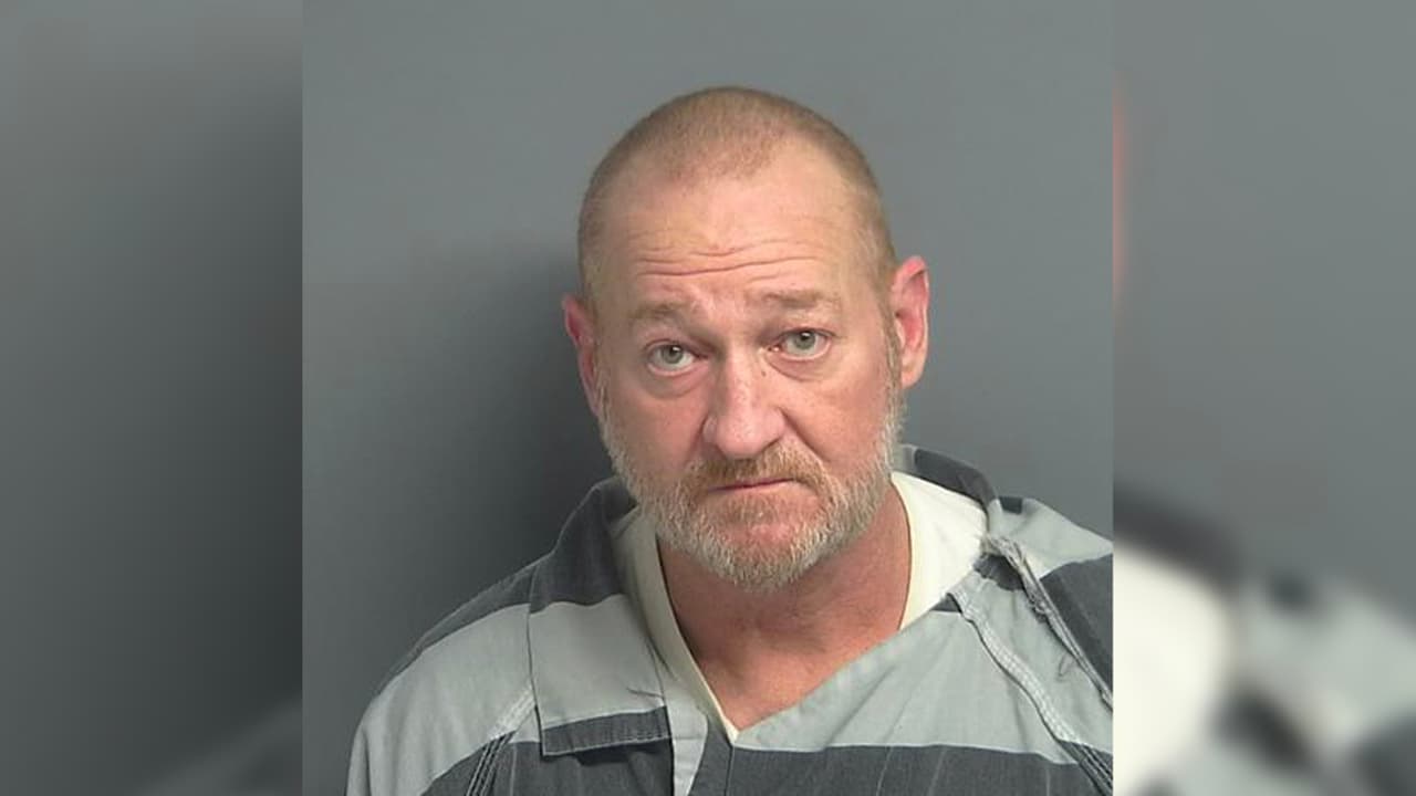 Nicholas Anton Jr. Helfrich, 57 años. Acusado de conducir en estado de ebriedad en diferentes ocasiones. Visto por última vez en May Road, Splendora.