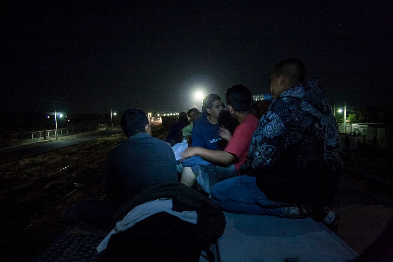 Entre 2008 y 2009, Martínez y un grupo de reporteros de El Faro viajaron en ocho oportunidades sobre el tren de mercancías conocido como La Bestia.