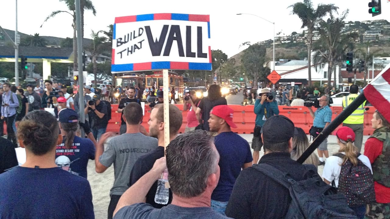 Los organizadores de la protestas 'America First!' en apoyo a la construcción del muro de Donald Trump.
