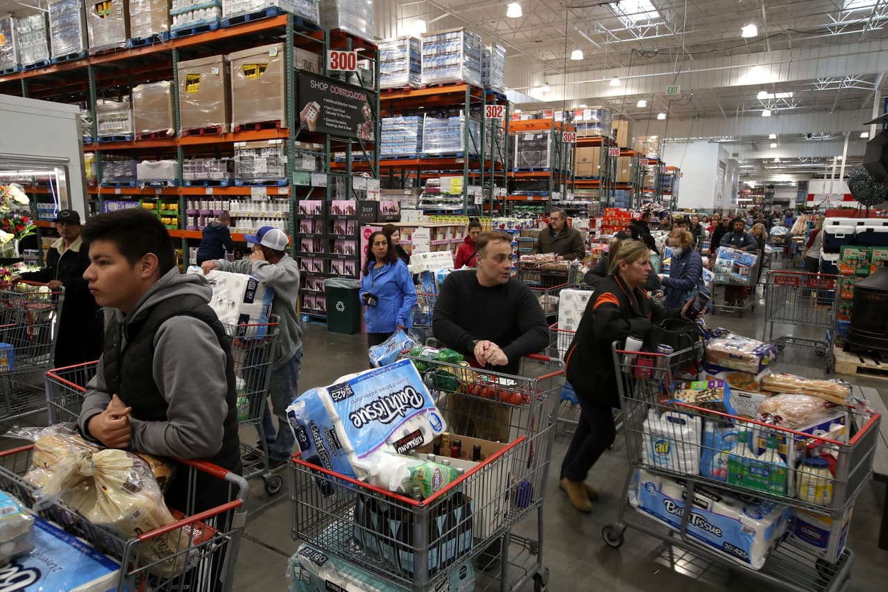 Pese a que las autoridades insisten en que no hay que temer por el desabastecimiento en los negocios, las medidas para tratar de frenar la pandemia han provocado escasez de algunos productos como geles desinfectantes, mascarillas o papel higiénico.