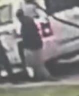 Al cuarto involucrado lo describen como un hombre que llevaba puesto una camiseta oscuro y se cree que era el conductor del Dodge Charger. El FBI indicó que un quinto sospechoso que no aparece en los videos iba manejando la camioneta Suburban.