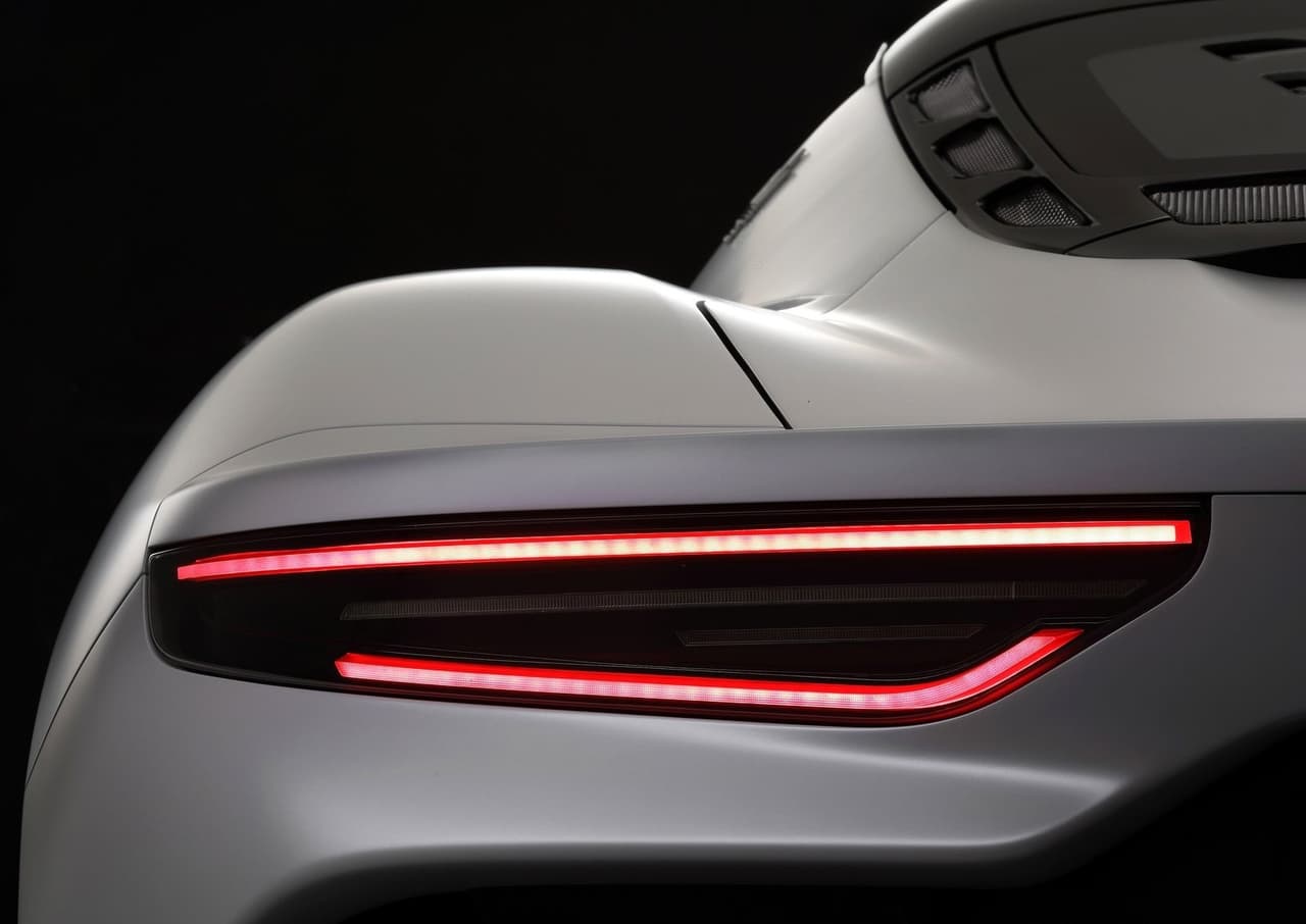 Una vez salga a la venta, los clientes podrán escoger entre seis colores llamativos de nombres claramente exóticos: Rosso Vincente (rojo), Blu Infinito (azul), Nero Enigma (negro), Giallo Genio (amarillo), Bianco Audace (blanco) y Grigio Misterio (gris).