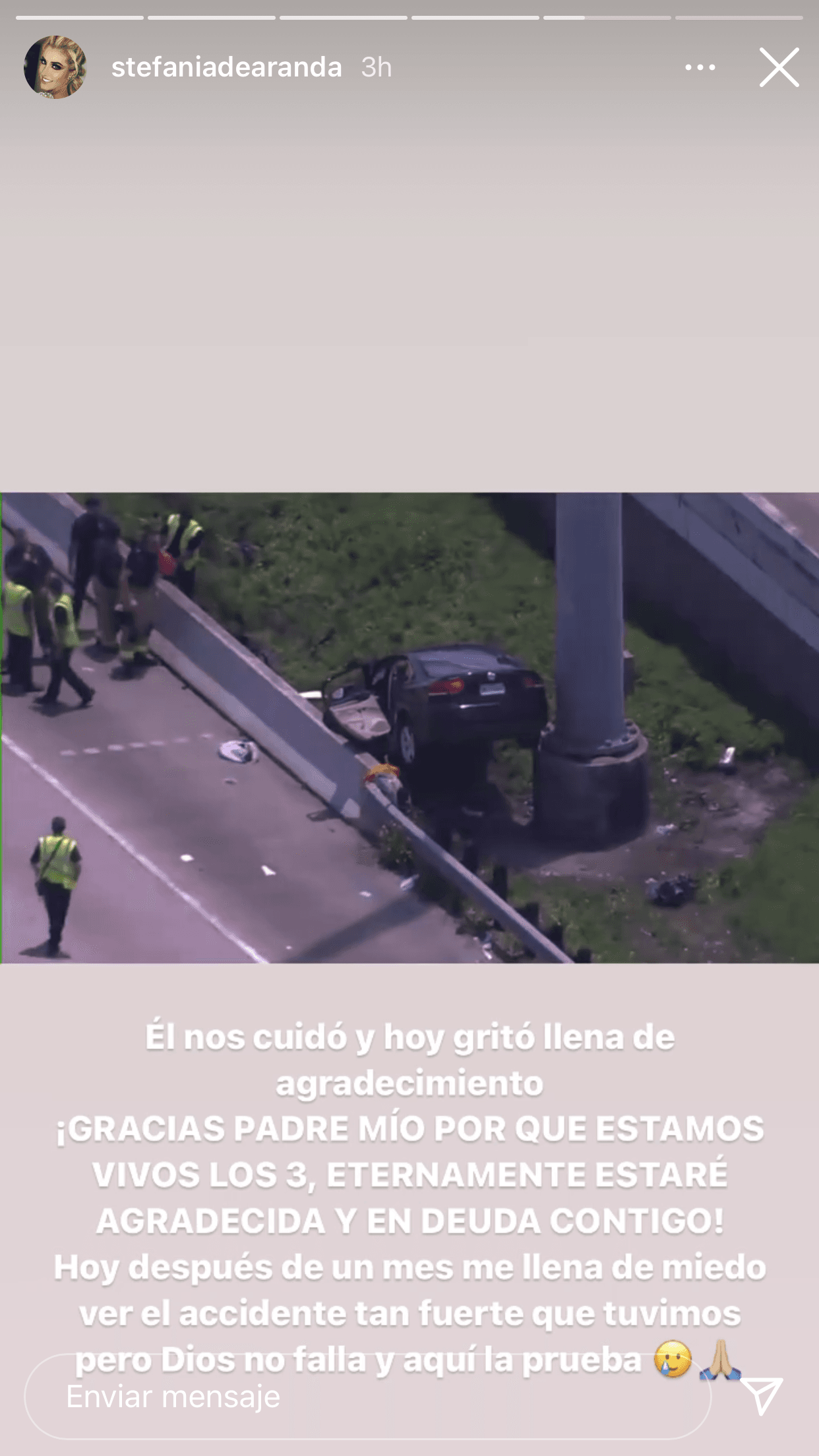 Pero en otra imagen que colgó en sus historias reconoció una dura realidad que arrastra tras lo acontecido: "Hoy, después de un mes, 
<b><a href="https://www.univision.com/famosos/emir-pabon-esposa-accidente-milagro-fotos" target="_blank">me llena de miedo ver el accidente</a></b> tan fuerte que tuvimos, pero Dios no falla y aquí la prueba".
<br>