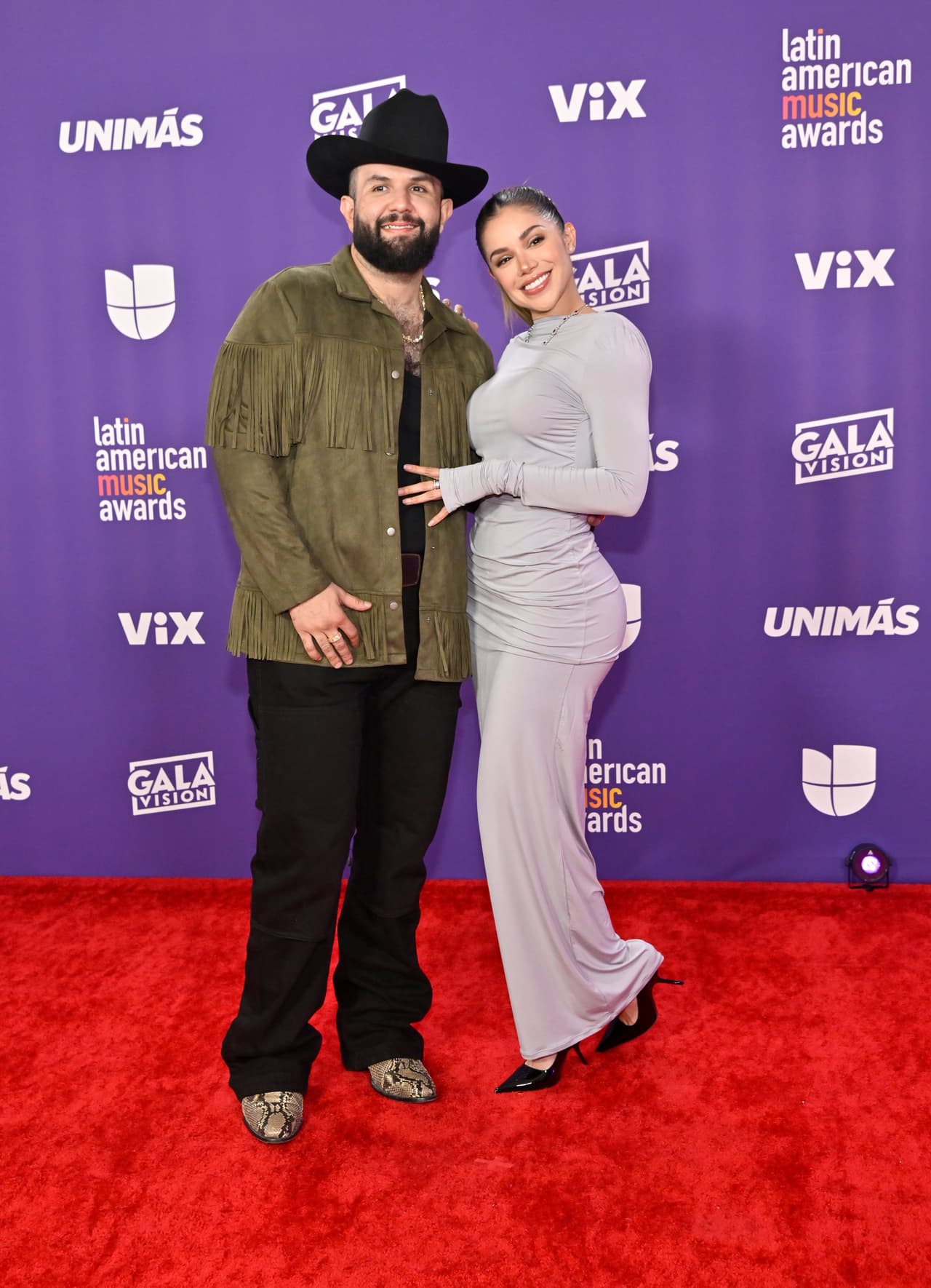 <b>Carín León y su novia, Meylin Zuñiga</b>
<br>
<br>La voz de ‘Según quién’ y Meylin Zuñiga se dejaron ver enamorados en su paso por la alfombra roja de los Latin American Music Awards 2024.
