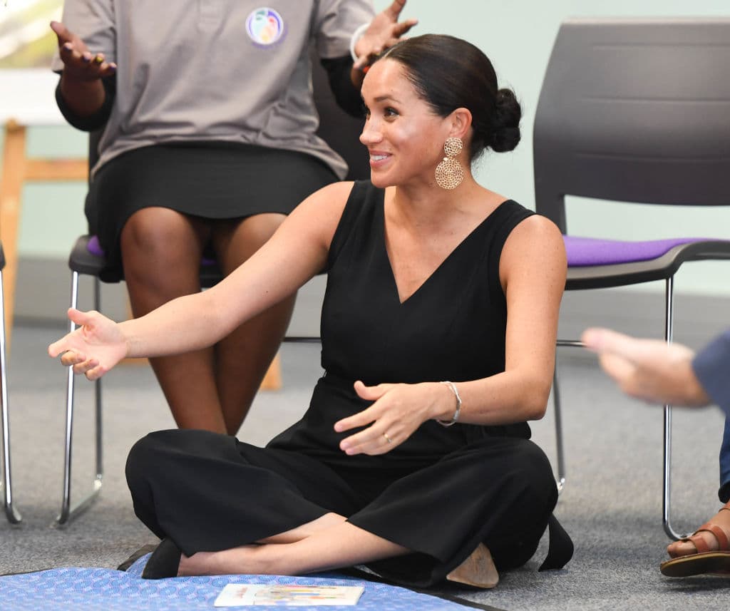 Durante la convivencia, Markle prefirió sentarse en el piso y exhortó a que las madres y sus hijos hicieran lo mismo, pues eso haría ella si Archie estuviera presente.