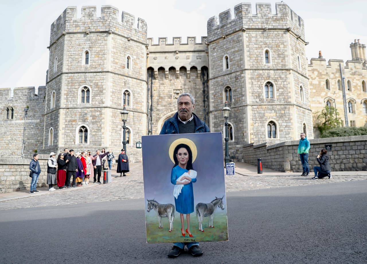 El pintor y político Kaya Mar presumió a las afueras del castillo de Windsor esta pieza en honor al nacimiento del hijo de Meghan Markle.