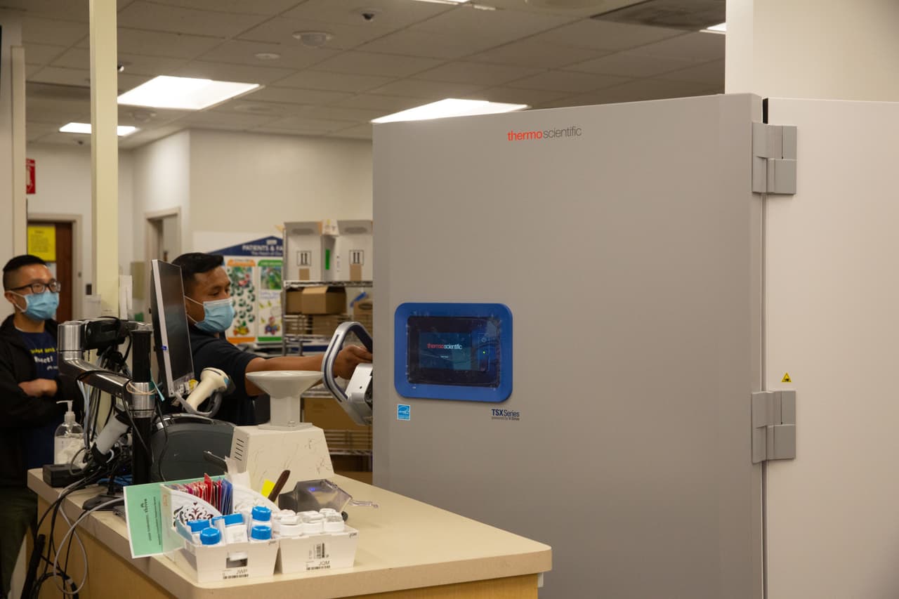 Los congeladores para la vacuna contra el coronavirus llegaron a un centro médico de Kaiser Permanente del Norte de California el viernes 11 de diciembre.