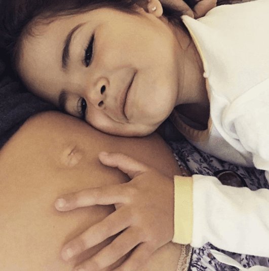 Giulietta lucía muy tierna hablándole a la pancita de mamá y acariciándola todo el tiempo.