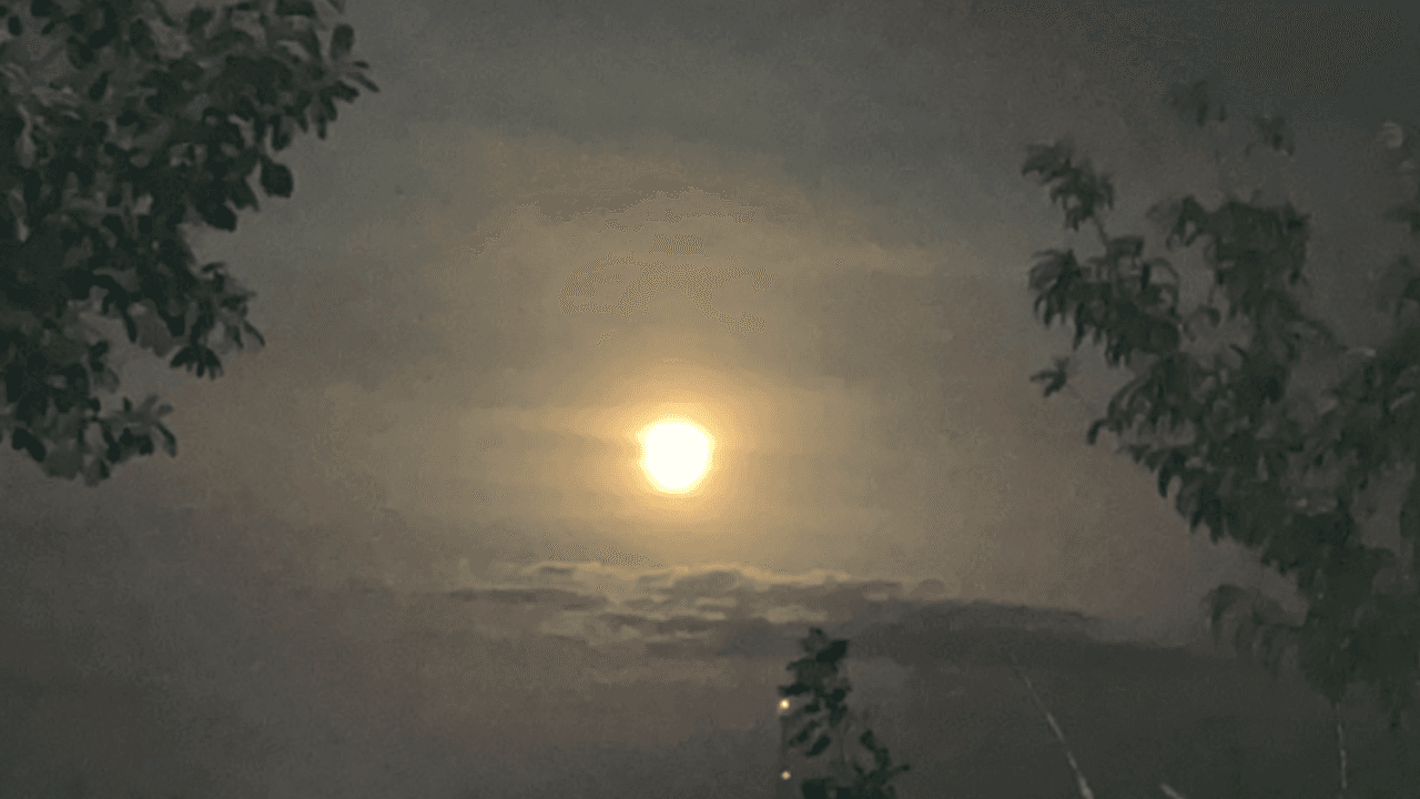 La luna, que da la vuelta al planeta cada 28 días, tiene como nombre este agosto "Luna Esturión", que proviene de un pez largo. Desde San Antonio, Texas, una residente comparte la siguiente imagen.