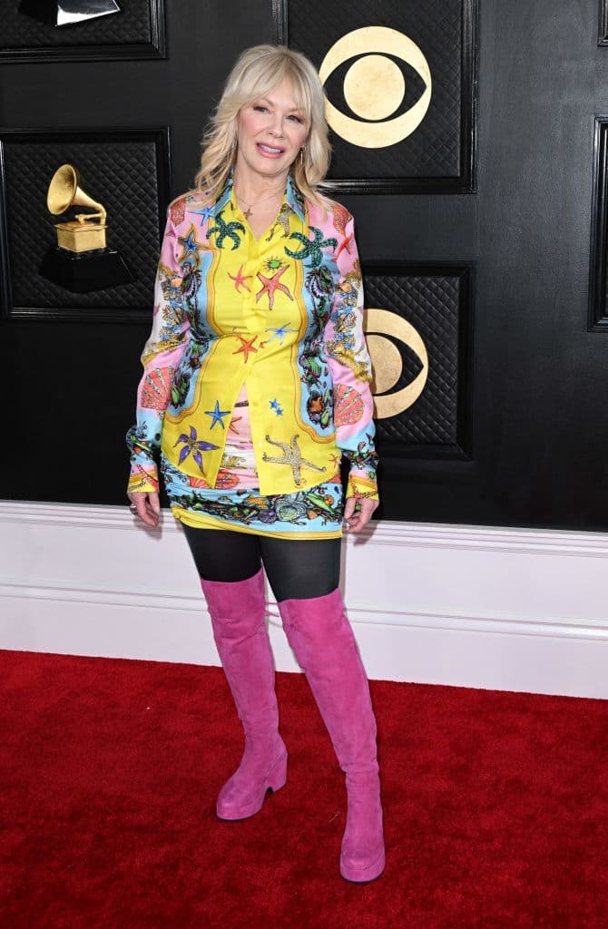 <h2 class="cms-H2-H2">Nancy Wilson</h2>
<br>Wilson prefierió un outfit colorido para esta gran celebración de la música. Sus botas en color fucsia fue lo más llamativo de su look.