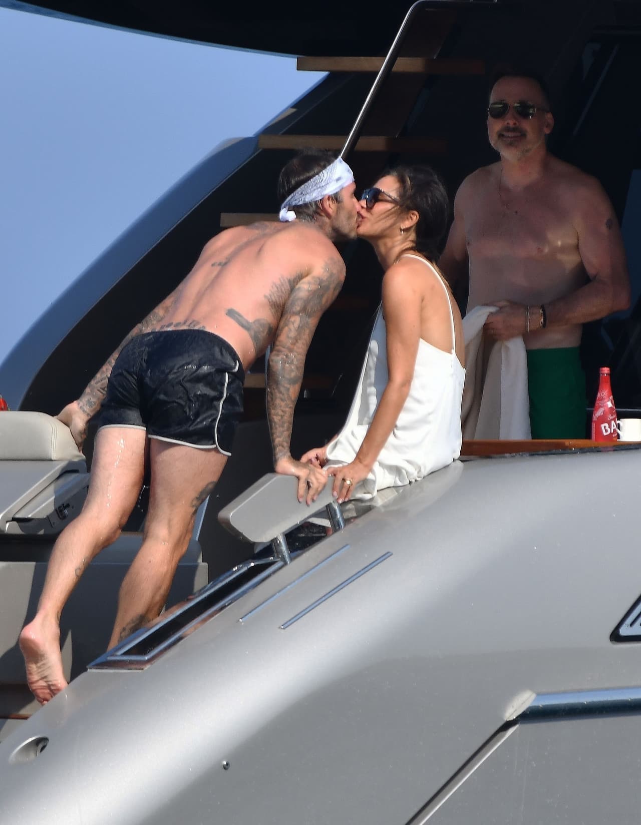 Entre salto y salto, 
<b><a href="https://www.univision.com/deportes/futbol/mls/david-beckham-nominado-para-ingresar-al-salon-de-la-fama-del-futbol-de-estados-unidos">el retirado futbolista</a></b> dedicaba varios minutos a buscar a su esposa para saber cómo se sentía y, de paso, darle cariño.