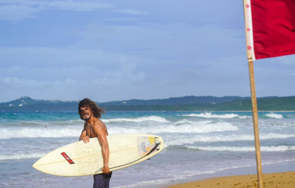 Martes 13 de agosto: Puerto Rico amanece bajo advertencia de 
<b><a href="https://www.univision.com/local/puerto-rico-wlii/puerto-rico-activa-guardia-nacional-inminente-impacto-tormenta-ernesto" target="_blank">tormenta tropical, por Ernesto</a></b>. No hubo clases y la población estaba advertida de que a partir de las 6:00 p.m., todos tenían que estar en un lugar seguro. El sistema se acercaba al este de la Isla y 
<b>en las playas de Luquillo</b>, un pueblo localizado en esa zona, colocaron las banderas rojas advirtiendo el riesgo de muerte por las fuertes corrientes.