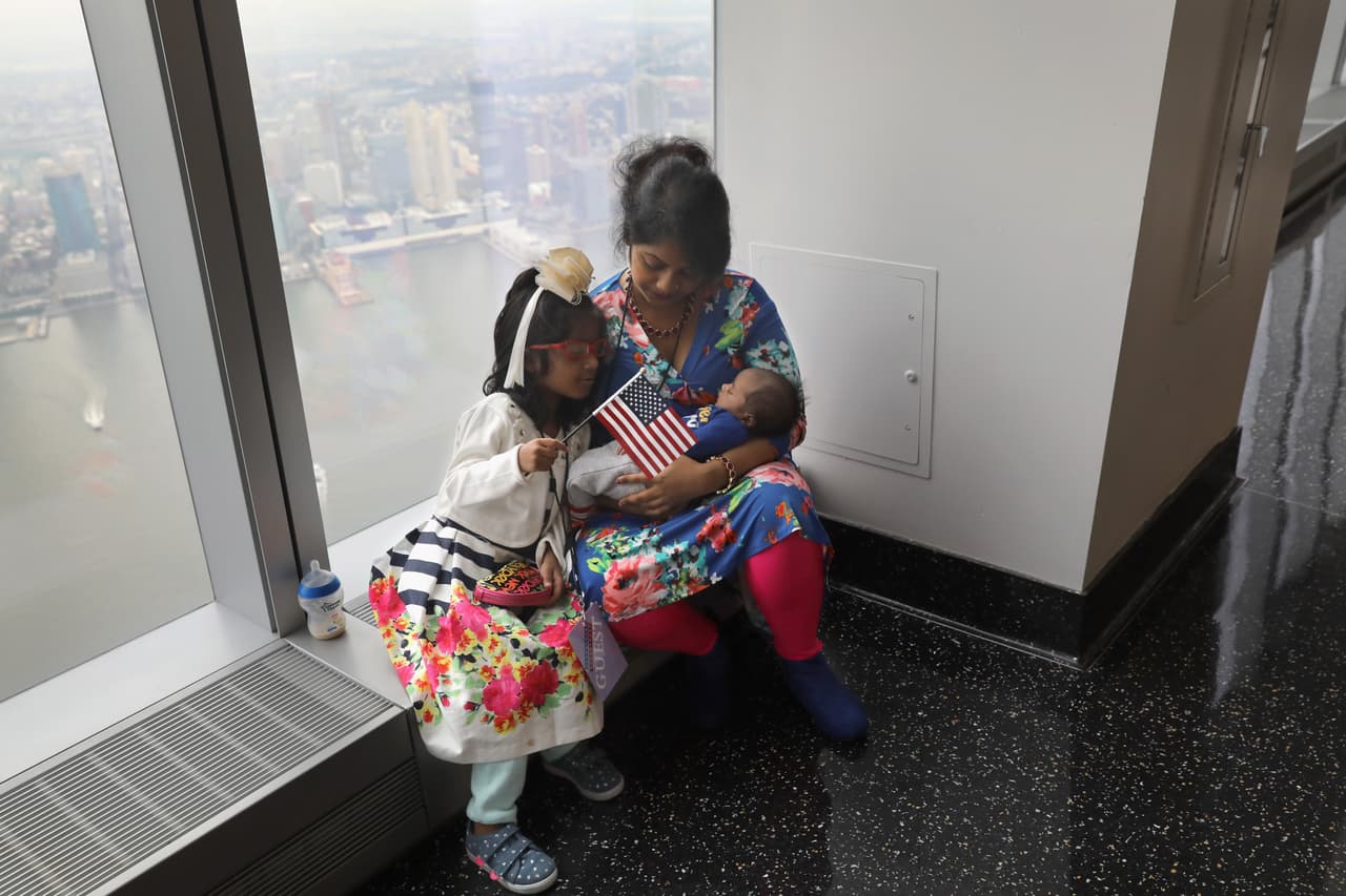 La inmigrante Khadijatul Rahman, de Bangladesh, junto a sus hijos tras jurar como ciudadana. (John Moore/Getty Images)