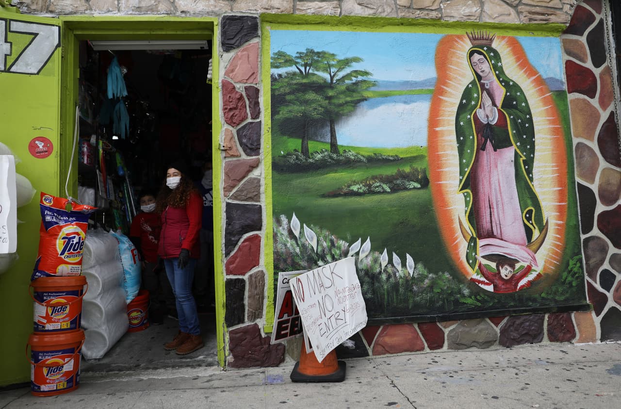 <b>2 DE ABRIL. </b>El gobernador anunció préstamos por un monto de 10 millones de dólares para pequeños empleadores afectados por el coronavirus. También anunció 50 millones de dólares en garantías de préstamos para pequeñas empresas que pueden no ser elegibles para alivio federal. Para evitar los cortes de agua en las viviendas, Newsom firmó una orden ejecutiva para que no se suspenda este servicio a las personas que no pueden pagarlo.